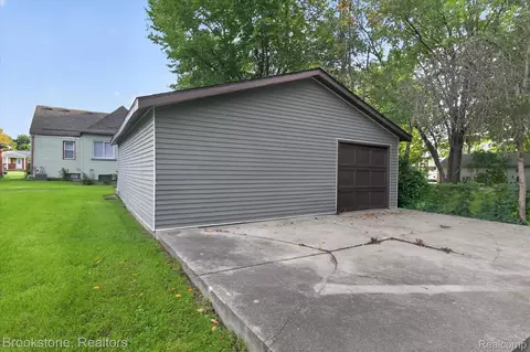 Exterior - 19064 Toepfer Dr, Eastpointe, MI 48021 photo 3 of 5