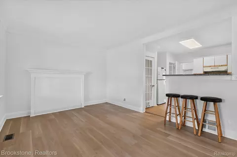 Living - 19064 Toepfer Dr, Eastpointe, MI 48021 photo 4 of 4