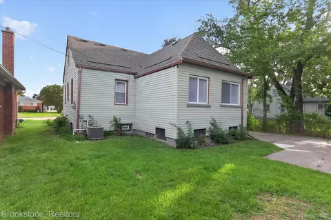 Exterior - 19064 Toepfer Dr, Eastpointe, MI 48021 photo 2 of 5