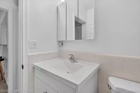 Bath - 19064 Toepfer Dr, Eastpointe, MI 48021 photo 2 of 2