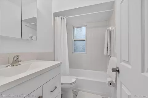 Bath - 19064 Toepfer Dr, Eastpointe, MI 48021 photo 1 of 2