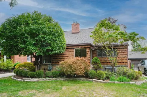 12733 Kingston Ave, Huntington Woods, MI 48070