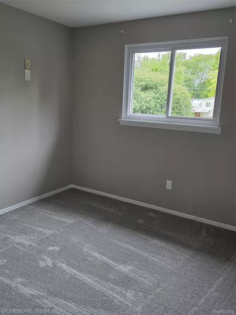 Bedroom - 422 Old Mill Dr, Flushing, MI 48433 photo 7 of 8