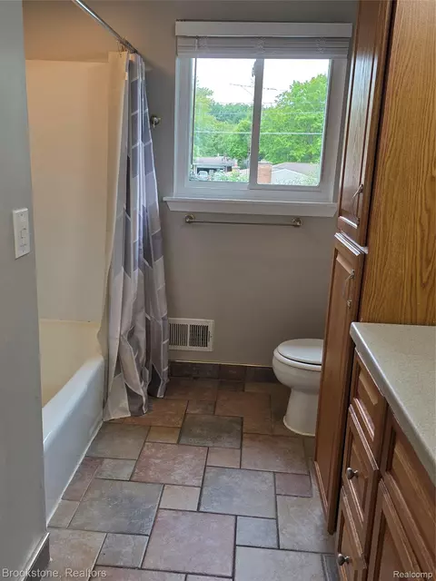 Bath - 422 Old Mill Dr, Flushing, MI 48433 photo 1 of 1