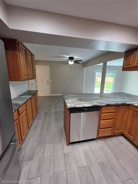 Kitchen - 422 Old Mill Dr, Flushing, MI 48433 photo 3 of 4