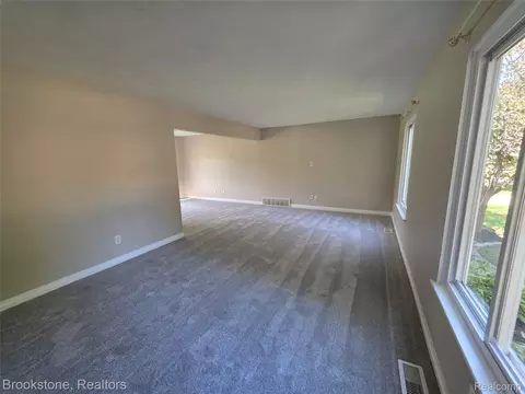 Living - 422 Old Mill Dr, Flushing, MI 48433 photo 1 of 5