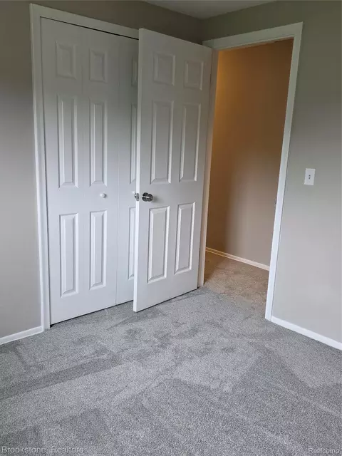 Bedroom - 422 Old Mill Dr, Flushing, MI 48433 photo 2 of 8
