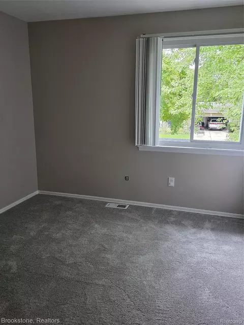 Bedroom - 422 Old Mill Dr, Flushing, MI 48433 photo 1 of 8