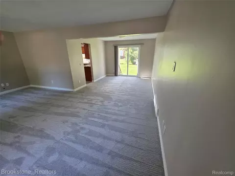 Living - 422 Old Mill Dr, Flushing, MI 48433 photo 3 of 5