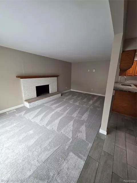 Living - 422 Old Mill Dr, Flushing, MI 48433 photo 4 of 5