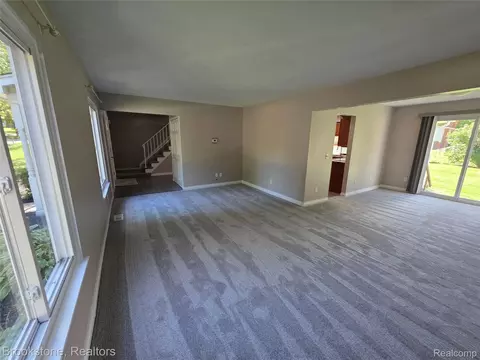 Living - 422 Old Mill Dr, Flushing, MI 48433 photo 2 of 5