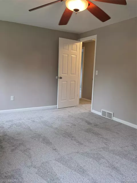 Bedroom - 422 Old Mill Dr, Flushing, MI 48433 photo 6 of 8