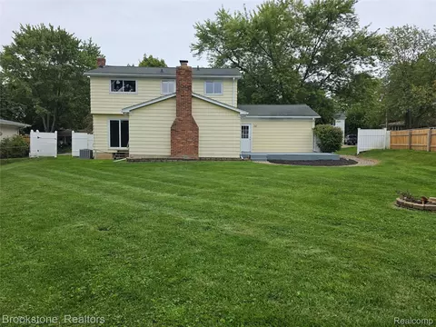 Exterior - 422 Old Mill Dr, Flushing, MI 48433 photo 2 of 4