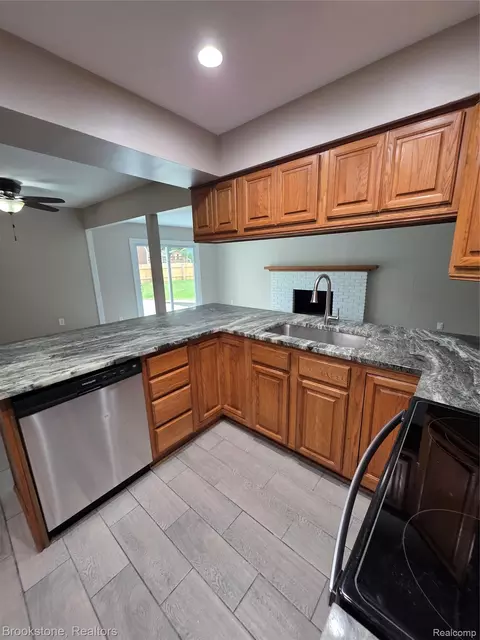 Kitchen - 422 Old Mill Dr, Flushing, MI 48433 photo 2 of 4