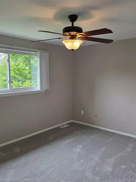 Bedroom - 422 Old Mill Dr, Flushing, MI 48433 photo 3 of 8