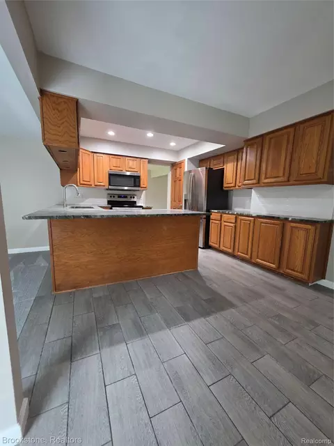 Kitchen - 422 Old Mill Dr, Flushing, MI 48433 photo 4 of 4