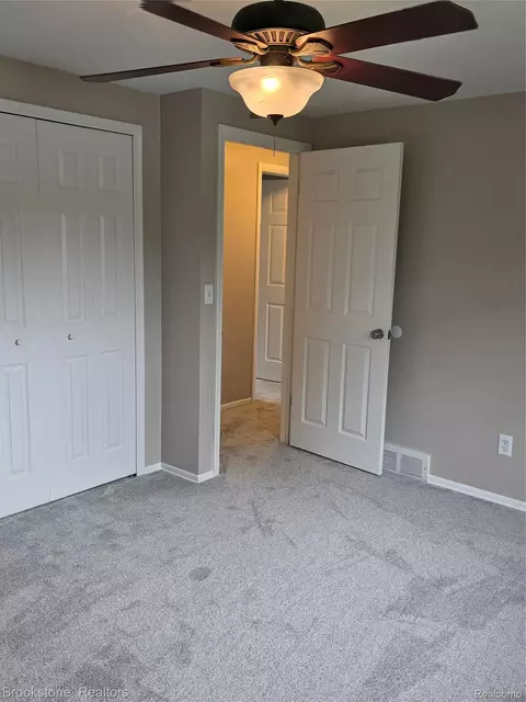 Bedroom - 422 Old Mill Dr, Flushing, MI 48433 photo 4 of 8