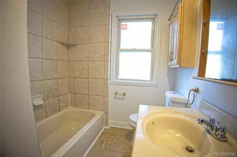 29022 John Hauk St, Garden City, MI 48135