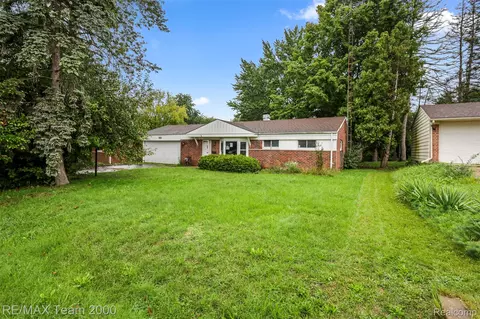 90 Lorberta Ln, Waterford, MI 48328