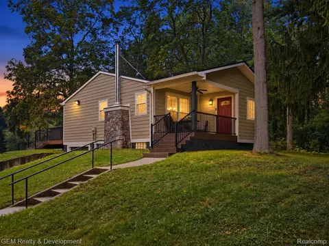 1301 Porter Rd, White Lake, MI 48383