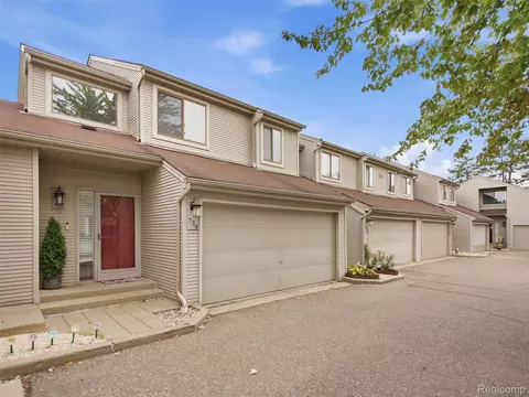 734 Hamilton Ct, Rochester Hills, MI 48307