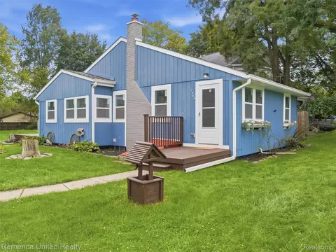 1840 Maxfield Rd, Hartland, MI 48353