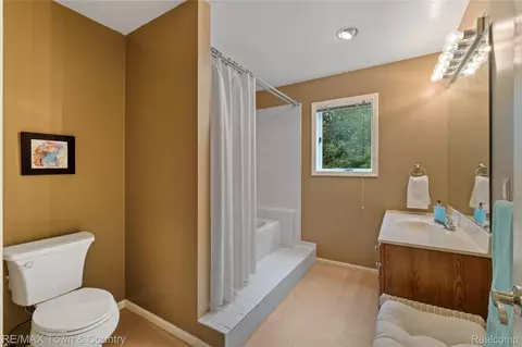 Bath - 5464 N Seymour Rd, Flushing, MI 48433 photo 2 of 4