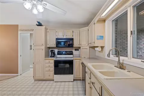 Kitchen - 5464 N Seymour Rd, Flushing, MI 48433 photo 2 of 4