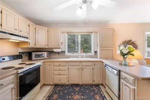Kitchen - 5464 N Seymour Rd, Flushing, MI 48433 photo 3 of 4