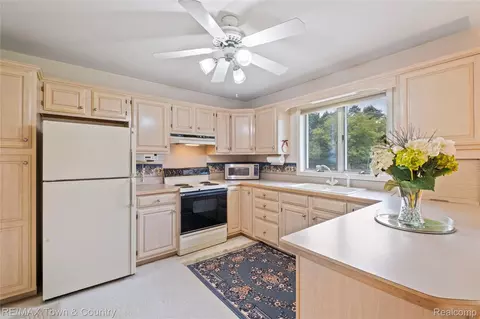 Kitchen - 5464 N Seymour Rd, Flushing, MI 48433 photo 4 of 4