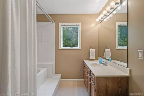 Bath - 5464 N Seymour Rd, Flushing, MI 48433 photo 3 of 4