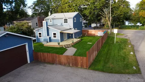 2926 Lansdowne Rd, Waterford, MI 48329