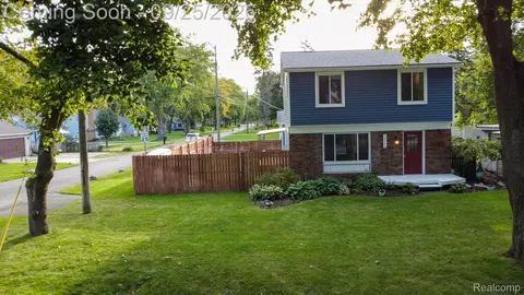 2926 Lansdowne Rd, Waterford, MI 48329