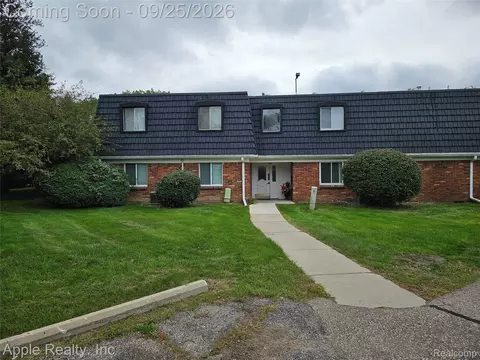 1856 Colonial Village Way #4, Waterford, MI 48328