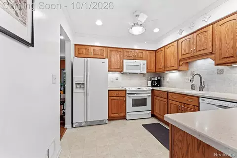 Kitchen - 15744 E Golfview Dr W, Riverview, MI 48193 photo 2 of 2