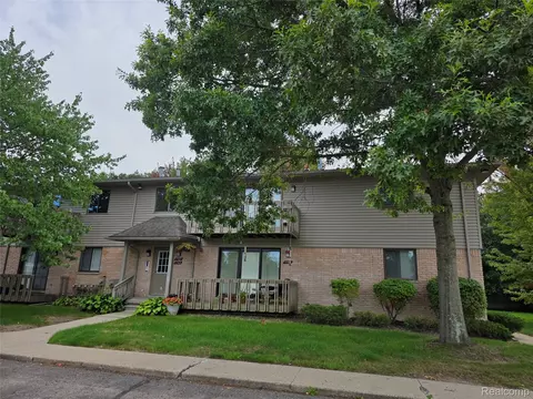 1164 Hillcrest Dr, Oxford, MI 48371