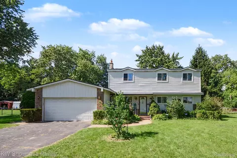 1275 Shoman St, Waterford, MI 48327