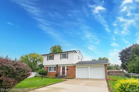 200 Clinton River Ct E, Mount Clemens, MI 48043