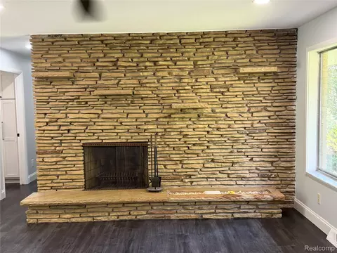 Living - 575 S Hemlock Rd, Richland, MI 48626 photo 3 of 3