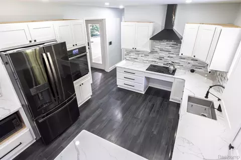 Kitchen - 575 S Hemlock Rd, Richland, MI 48626 photo 4 of 10
