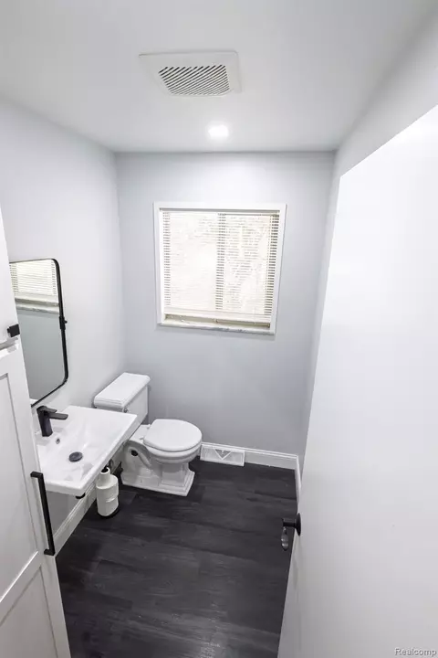 Bath - 575 S Hemlock Rd, Richland, MI 48626 photo 5 of 7