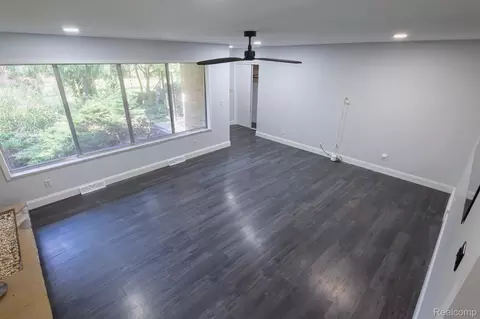 Living - 575 S Hemlock Rd, Richland, MI 48626 photo 2 of 3