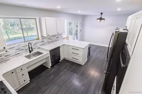 Kitchen - 575 S Hemlock Rd, Richland, MI 48626 photo 2 of 10