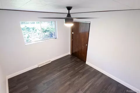 Bedroom - 575 S Hemlock Rd, Richland, MI 48626 photo 3 of 8