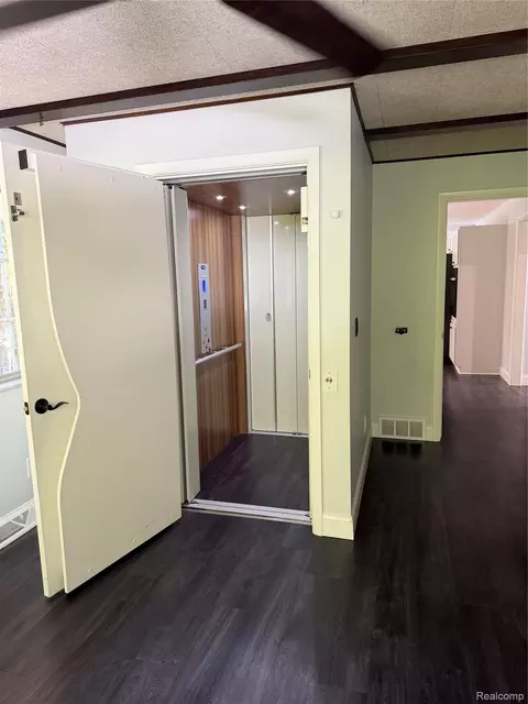 Entry Way - 575 S Hemlock Rd, Richland, MI 48626 photo 3 of 3