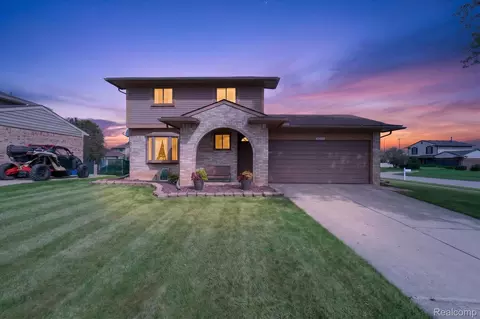 20110 Red Cedar Dr, Brownstown, MI 48183