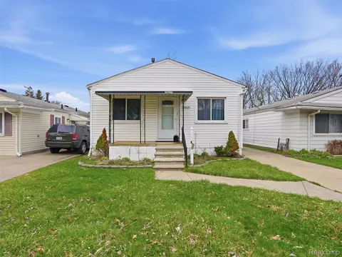 20629 Hollywood St, Harper Woods, MI 48225