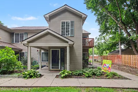 853 Saybrook Dr, Waterford, MI 48327