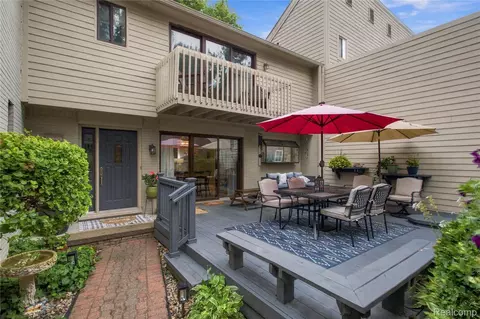 42662 Elizabeth Pl, Clinton Township, MI 48038