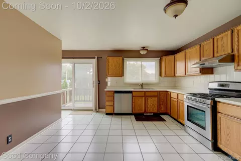Kitchen - 416 Oakgrove Ct, Clawson, MI 48017 photo 4 of 6